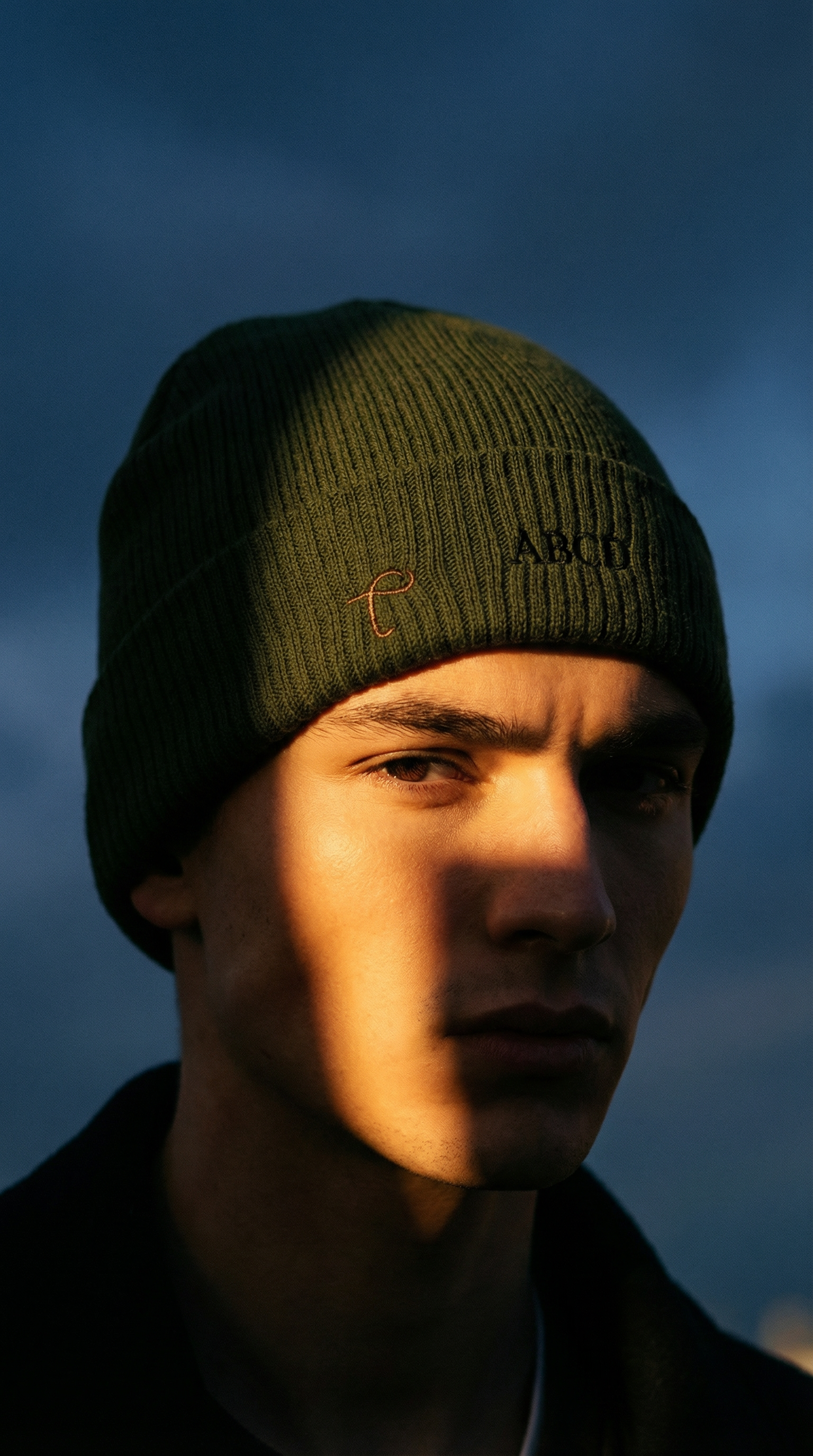 Jongen met olijfgroene beanie van Lettre Paris